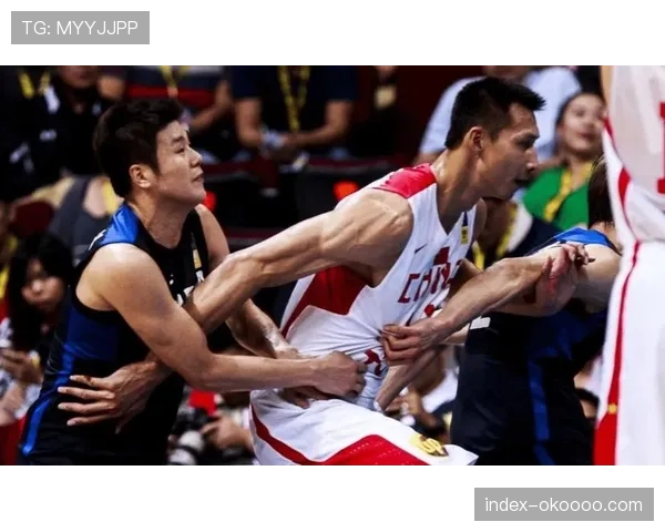 特写:老将易建联现身总决赛G2现场,与昔日队友寒暄 特写:老将易建联现身总决赛G2现场,与昔日队友寒暄